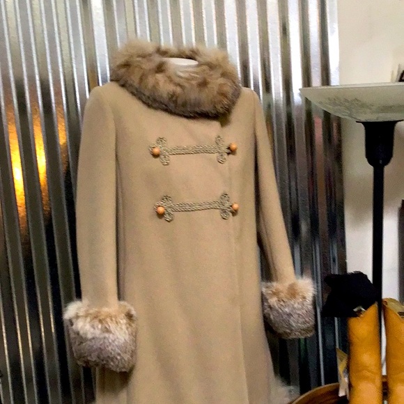 Gorgeous fur and cashmere wool coat extraordinary detail Fox trim